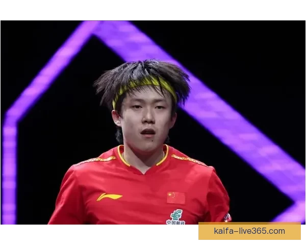 王楚钦赛场拼搏举动感动球迷采访中忽然双手撑地全力以赴